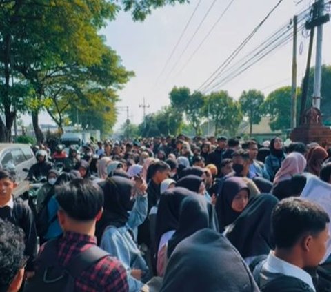 Full of Crowds, Job Fair Moment in Mojokerto Overwhelmed by Thousands of Job Applicants