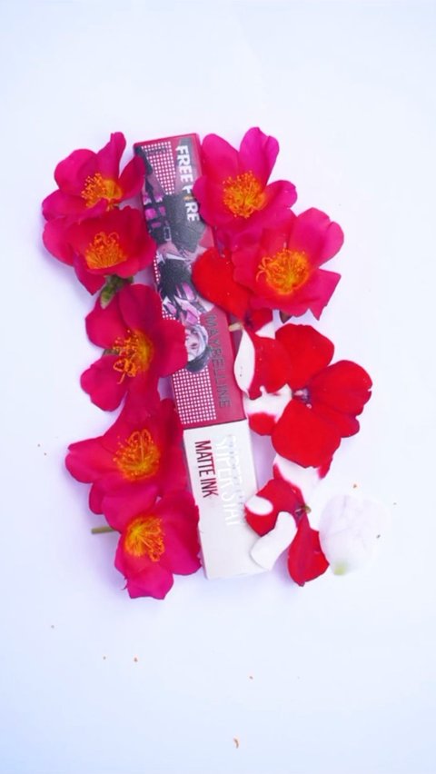 Agar tidak terlihat polos, foto lipstik dihiasi dengan bunga-bunga di sekelilingnya