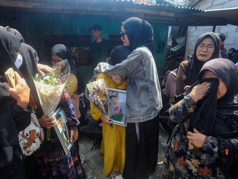 FOTO: Tangis Histeris Keluarga Pecah saat Jenazah Siswa SMK Lingga Kencana Korban Kecelakaan Bus Maut di Ciater Tiba di Rumah Duka