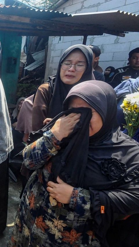 FOTO: Tangis Histeris Keluarga Pecah saat Jenazah Siswa SMK Lingga Kencana Korban Kecelakaan Bus Maut di Ciater Tiba di Rumah Duka