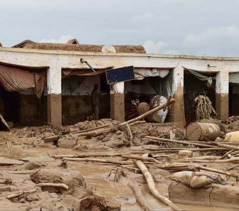 Banjir bandang di Afghanistan telah menewaskan lebih dari 300 orang dan menyebabkan kerusakan ribuan rumah.  Foto: AFP<br>