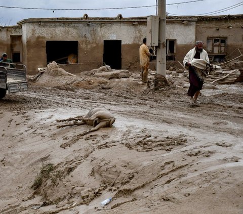 FOTO: Porak Poranda Afghanistan Setelah Banjir Dahsyat Bercampur Lumpur, Lebih dari 300 Orang Tewas