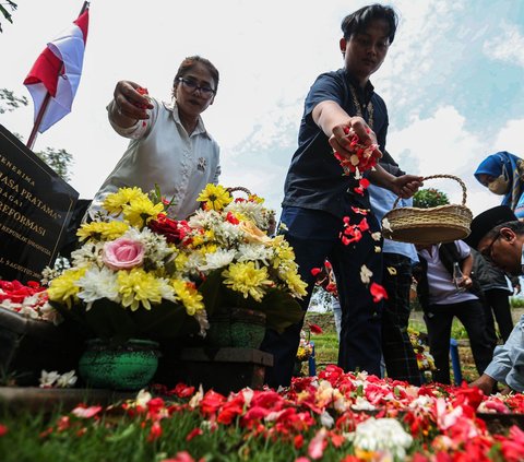 FOTO: Memperingati Tragedi 12 Mei 1998, Laskar Trisakti 08 Ziarah Makam Pejuang Reformasi