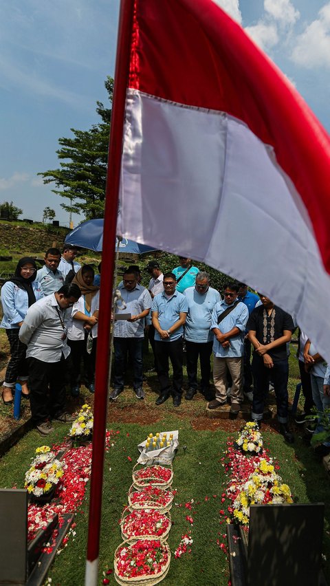 Laskar Trisakti 08 saat doa bersama dan tabur bunga di makam korban Tragedi 12 Mei 1998 di Tanah Kusir, Jakarta, Minggu (12/5/2024). (Liputan6.com/Angga Yuniar)