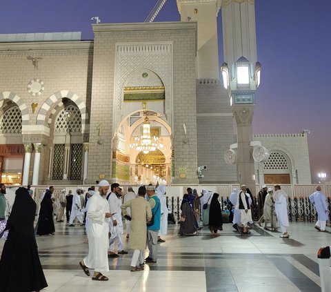 Jemaah Haji Diminta Pakai Sandal Saat Ibadah di Masjid Nabawi, Ini Alasannya