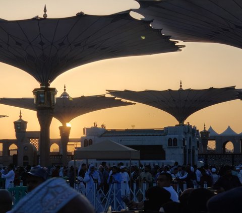 Jemaah Haji Diminta Pakai Sandal Saat Ibadah di Masjid Nabawi, Ini Alasannya