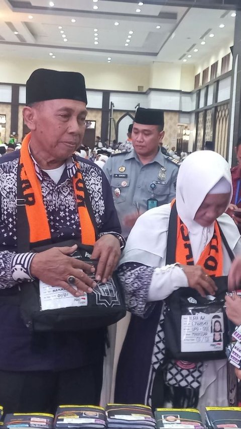 Sambutan Meriah, 393 Jemaah Calon Haji Indonesia Tiba di Madinah Diiringi Selawat Nabi & Taburan Bunga