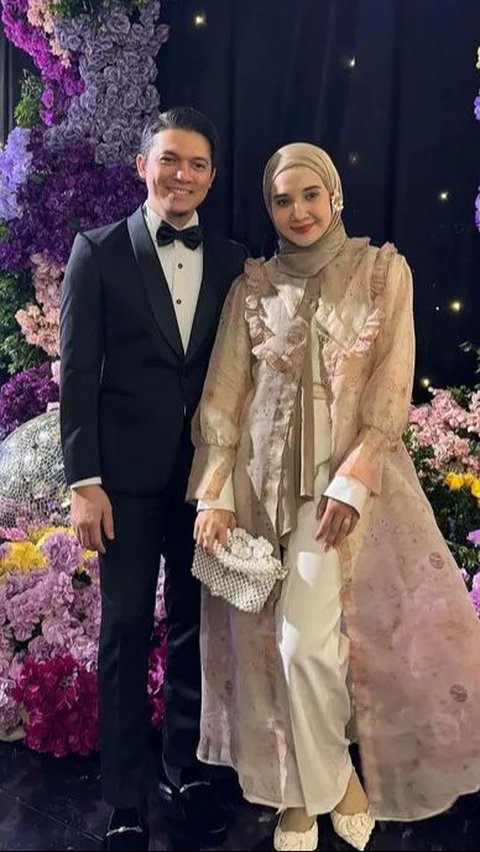 Zaskia Sungkar tamil menawan dengan tunic organza yang dijadikan sebagai outer.