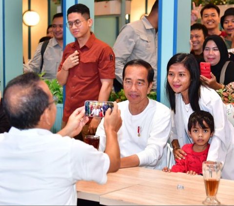 Presiden Jokowi Tiba-Tiba Masuk Mal di Kendari, Langsung Makan Nasi Goreng