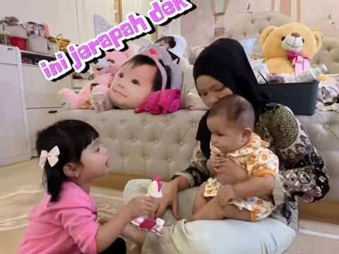 Cute! Foto-foto Terbaru Kebersamaan Ameena & Azura Anak Aurel Hermansyah, Makin Gemesin