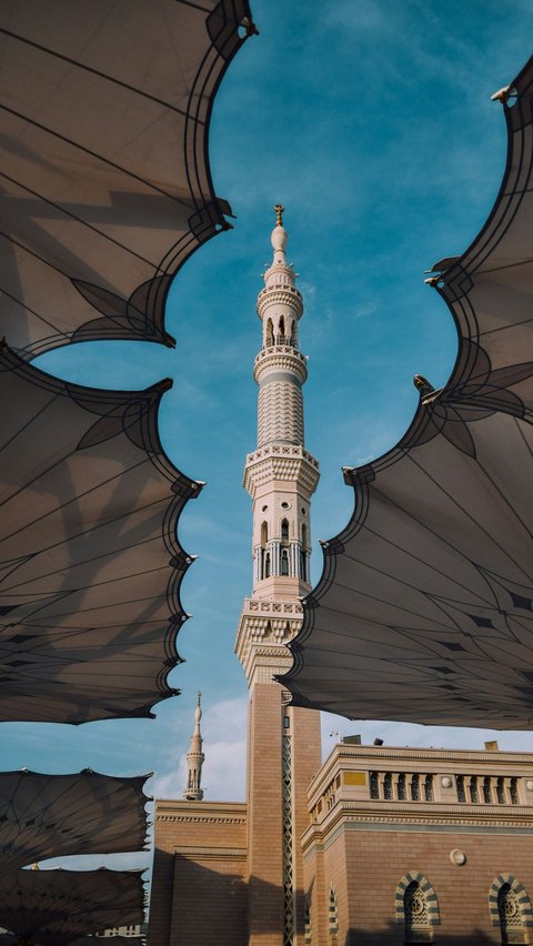 Sementara itu, Masjid Nabawi di Madinah adalah tempat makam Nabi Muhammad SAW dan menjadi salah satu tempat suci terpenting dalam Islam.