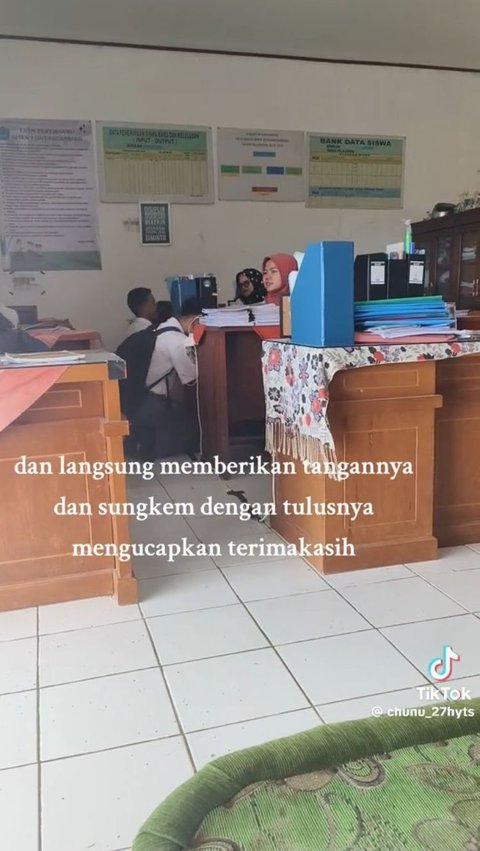 Viral Siswa Datang ke Ruang Guru Usai Ujian Sekolah untuk Sungkem dan Berterimakasih, Tuai Pujian