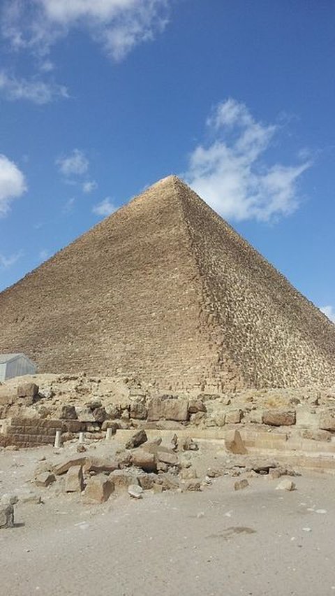 Para peneliti, yang merupakan tim gabungan dari Universitas Internasional Higashi Nippon, Universitas Tohoku, dan Institut Riset Nasional Astronomi dan Geofisika Mesir, melakukan pemindaian di bawah permukaan pasir di sebuah “area kosong” di Pemakaman Barat Giza yang berdampingan dengan Piramida Agung Khufu, seperti yang dilansir dari Artnews, Jumat (10/5).