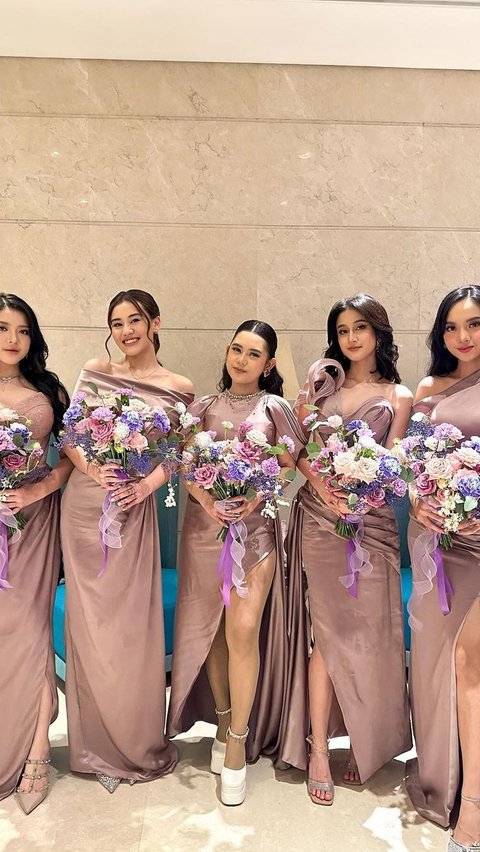 Potret kompak dan menawan Aaliyah dan para bridesmaid Mahalini dengan gaun bernuansa mocca.