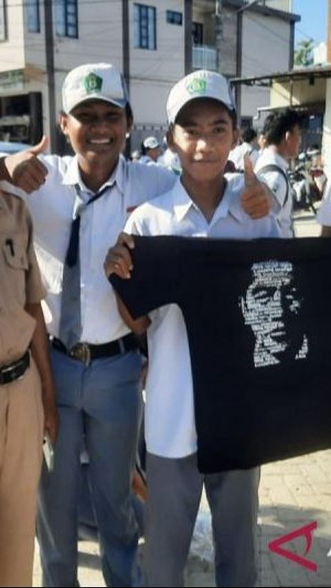 Presiden Jokowi Disambut Ribuan Siswa di Pinggir Jalan saat Melintas di Kendari