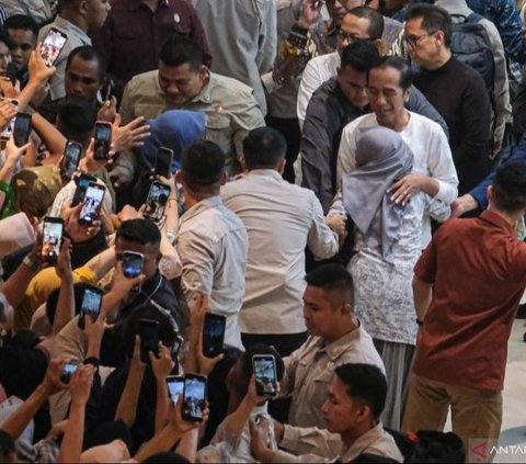 Presiden Jokowi Disambut Ribuan Siswa di Pinggir Jalan saat Melintas di Kendari