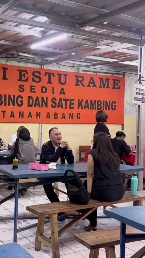 Momen Jenderal Bintang 3 Makan Sate di Warung Kaki Lima, Romantis Bareng Istri Bak Remaja Lagi Kasmaran