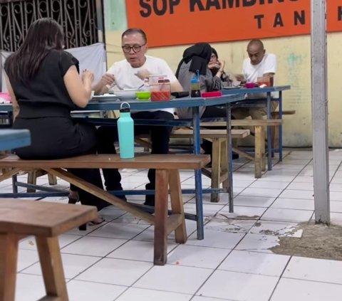 Momen Jenderal Bintang 3 Makan Sate di Warung Kaki Lima, Romantis Bareng Istri Bak Remaja Lagi Kasmaran
