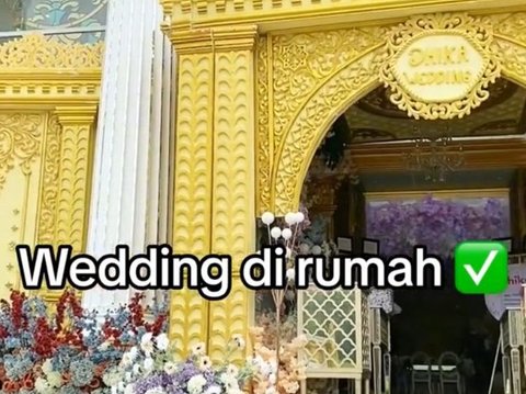 Jika kalian pikir pernikahan ini digelar di hotel, kalian salah. Pasalnya, rumah super mewah ini adalah rumah salah satu calon pengantin.