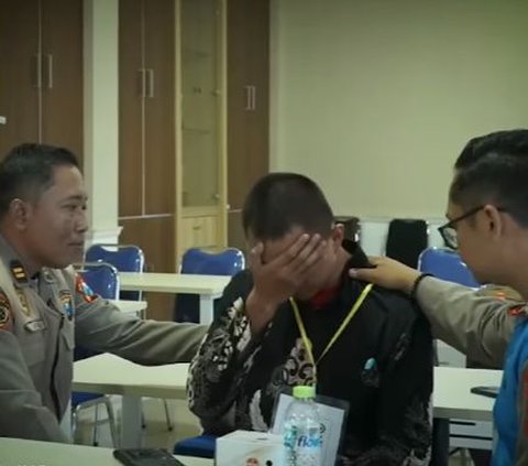 ⁠Casis Polri Syok dan Mematung, Dikabari Ayah Meninggal saat Tes Polisi