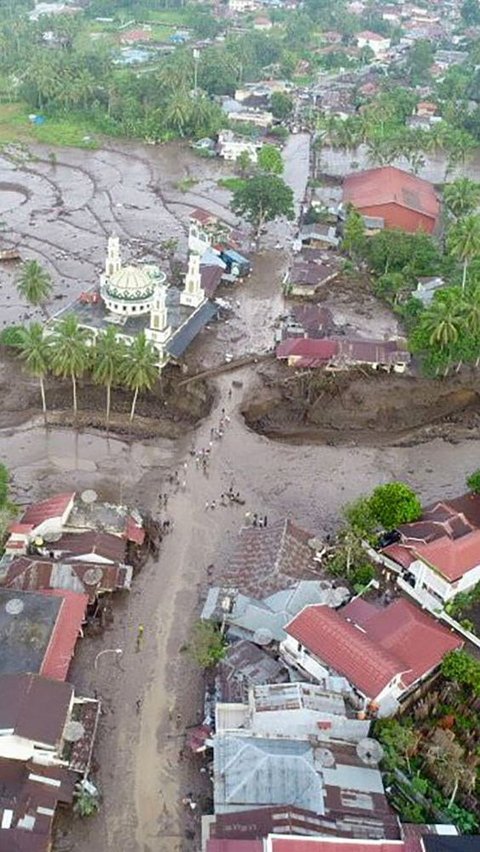 Bencana ini dipicu dari hujan dengan intensitas tinggi di wilayah hulu Gunung Marapi. Foto: REZAN SOLEH / AFP