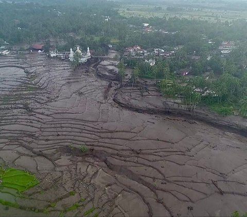 FOTO: Porak-Poranda Sumatera Barat Usai Terjangan Banjir Bandang Lahar Dingin hingga Sebabkan Longsor dan 37 Orang Tewas