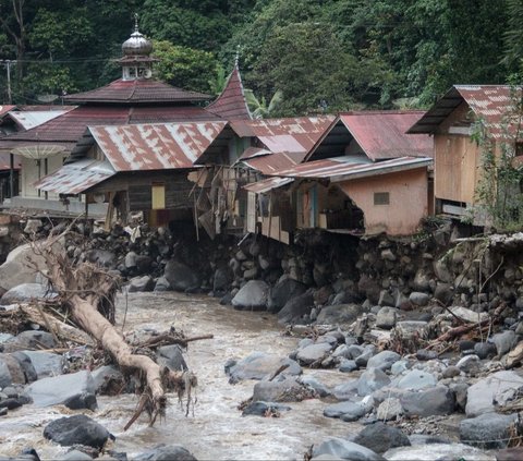 FOTO: Porak-Poranda Sumatera Barat Usai Terjangan Banjir Bandang Lahar Dingin hingga Sebabkan Longsor dan 37 Orang Tewas