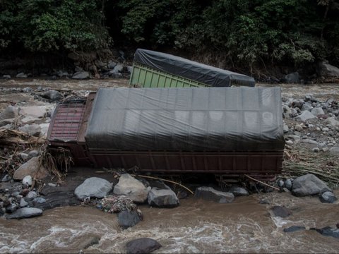 FOTO: Porak-Poranda Sumatera Barat Usai Terjangan Banjir Bandang Lahar Dingin hingga Sebabkan Longsor dan 37 Orang Tewas