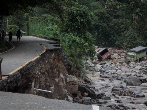 FOTO: Porak-Poranda Sumatera Barat Usai Terjangan Banjir Bandang Lahar Dingin hingga Sebabkan Longsor dan 37 Orang Tewas