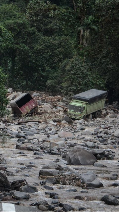 Banjir tersebut juga telah menghanyutkan sejumlah kendaraan besar seperti truk. Foto: REZAN SOLEH / AFP