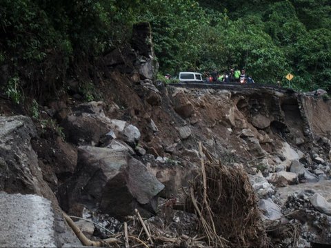 FOTO: Porak-Poranda Sumatera Barat Usai Terjangan Banjir Bandang Lahar Dingin hingga Sebabkan Longsor dan 37 Orang Tewas