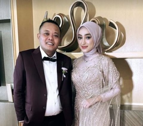 Cantiknya Santyka Fauziah Kekasih Sule di Pernikahan Rizky Febian dan Mahalini, Sudah Kompak Pakai Seragam Keluarga