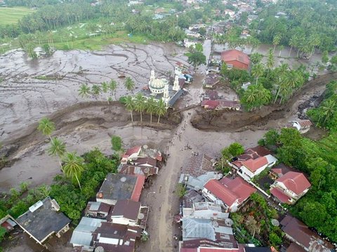 FOTO: Porak-Poranda Sumatera Barat Usai Terjangan Banjir Bandang Lahar Dingin hingga Sebabkan Longsor dan 37 Orang Tewas