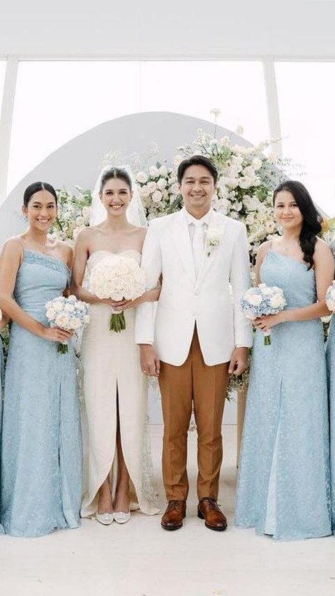 Bridesmaid di Pernikahan Mikha Tambayong Mengenakan Gaun Biru Muda <br>
