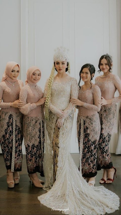 Kebaya Bridesmaid Warna Peach Digunakan pada Pernikahan Margin Wieheerm <br>