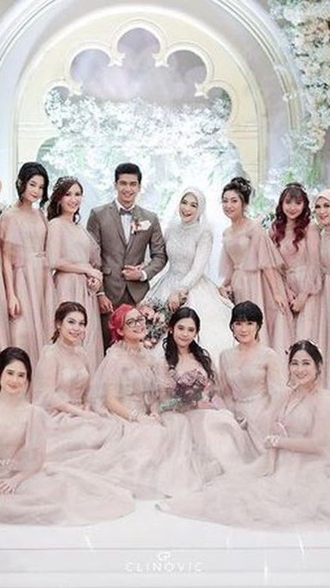 Gaun Pengiring Pengantin Warna Pink di Pernikahan Ria Ricis <br>