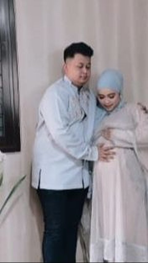 Digelar Sederhana di Rumah, Ini Potret Syukuran Tujuh Bulan Kehamilan Adik Ayu Ting Ting<br>