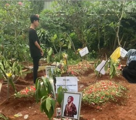 Sad Funeral of Students and Teachers Victims of SMK Lingga Kencana Depok Bus Accident Buried Nearby