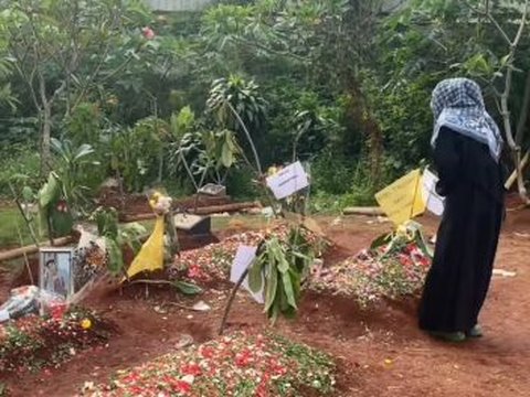 Sad Funeral of Students and Teachers Victims of SMK Lingga Kencana Depok Bus Accident Buried Nearby