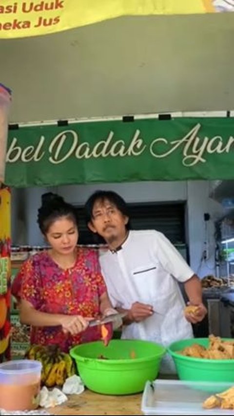Especially when Epy is having a quiet shooting job and chooses to open a food stall, Karina remains loyal to accompany.