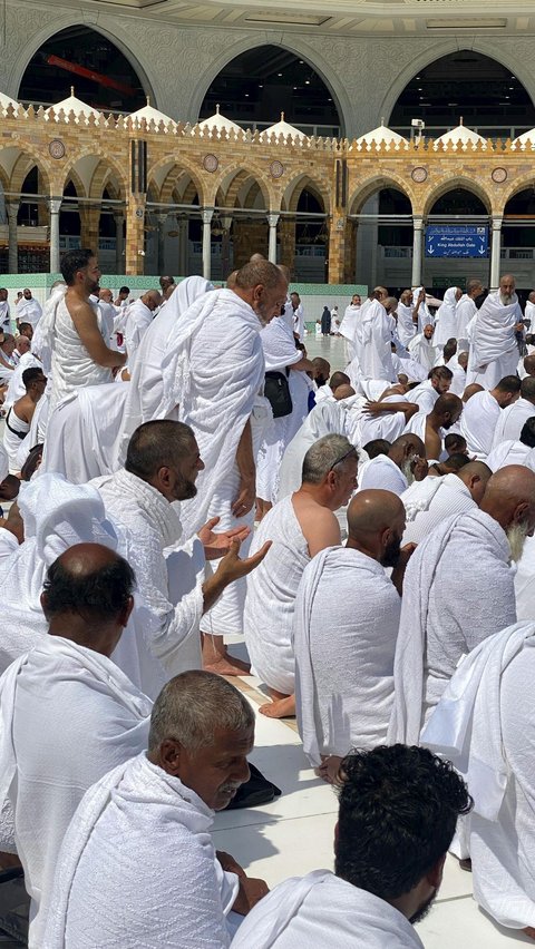 4 Sunnah when Entering the City of Mecca, One of them is Raising Hands when Seeing the Kaaba