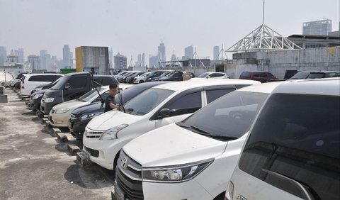 Ismail mengatakan, tarif parkir di Masjid Istiqlal untuk kendaraan roda empat sebesar Rp5.000 untuk 1 jam pertama. <br>