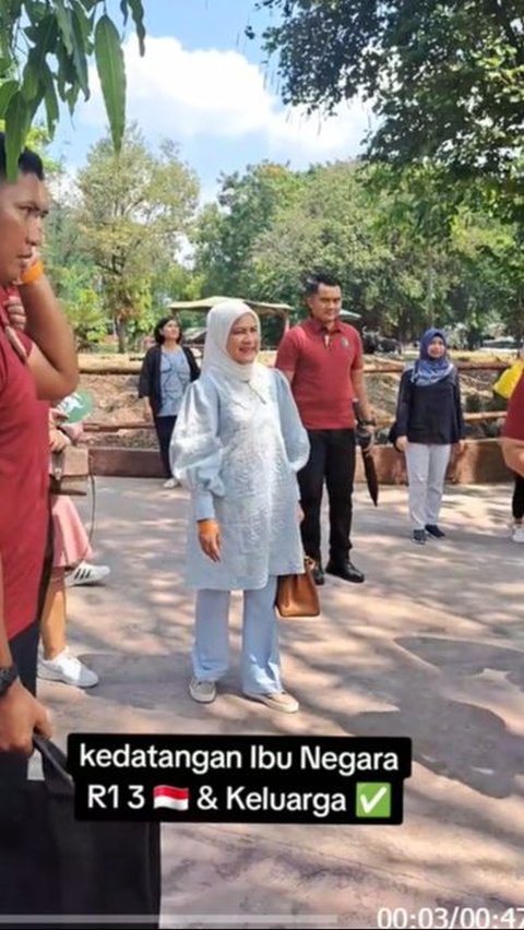 Pada momen itu Iriana tampil cantik mengenakan setelan baju baby blue dipadukan hijab putih dan sepatu kets. <br>