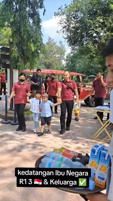 Di tengah terik matahari, Iriana tetap enjoy mengasuh cucu-cucunya di liburan di kebun binatang.<br>