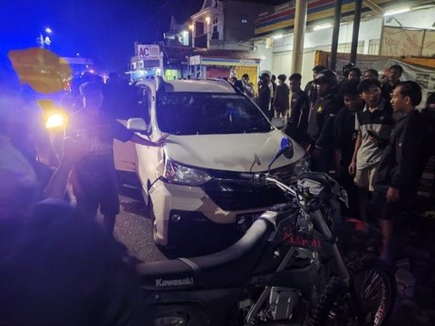 Attacked by the Masses for Being Caught in an Affair, Xenia Driver in Jember Flees and Hits and Drags a Police Motorcycle