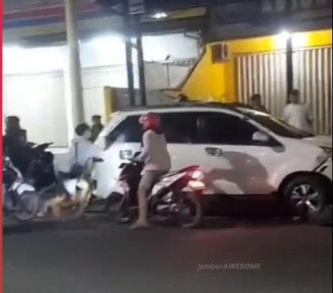 Attacked by the Masses for Being Caught in an Affair, Xenia Driver in Jember Flees and Hits and Drags a Police Motorcycle