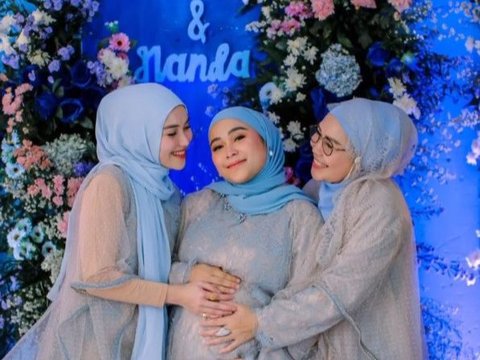 Tampil Berhijab, ini Potret Cantik Ayu Ting Ting di Acara Tasyakuran 7 Bulanan Syifa yang sedang Hamil Anak Kedua