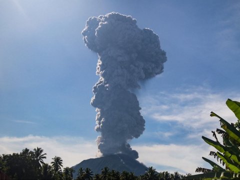 FOTO: Penampakan Gunung Ibu di Maluku Kembali Meletus Semburkan Abu Setinggi 5.000 Meter ke Angkasa