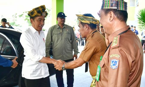 Penampilan Jokowi Kenakan Kampurui Tinjau RSUD Sulteng, Ternyata Ini Filosofinya