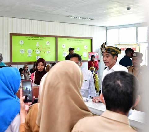 Penampilan Jokowi Kenakan Kampurui Tinjau RSUD Sulteng, Ternyata Ini Filosofinya